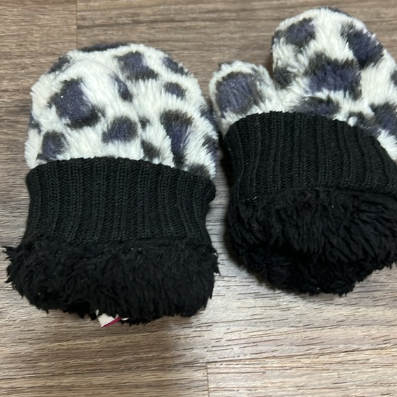 SO small leopard mittens - Picture 3 of 4